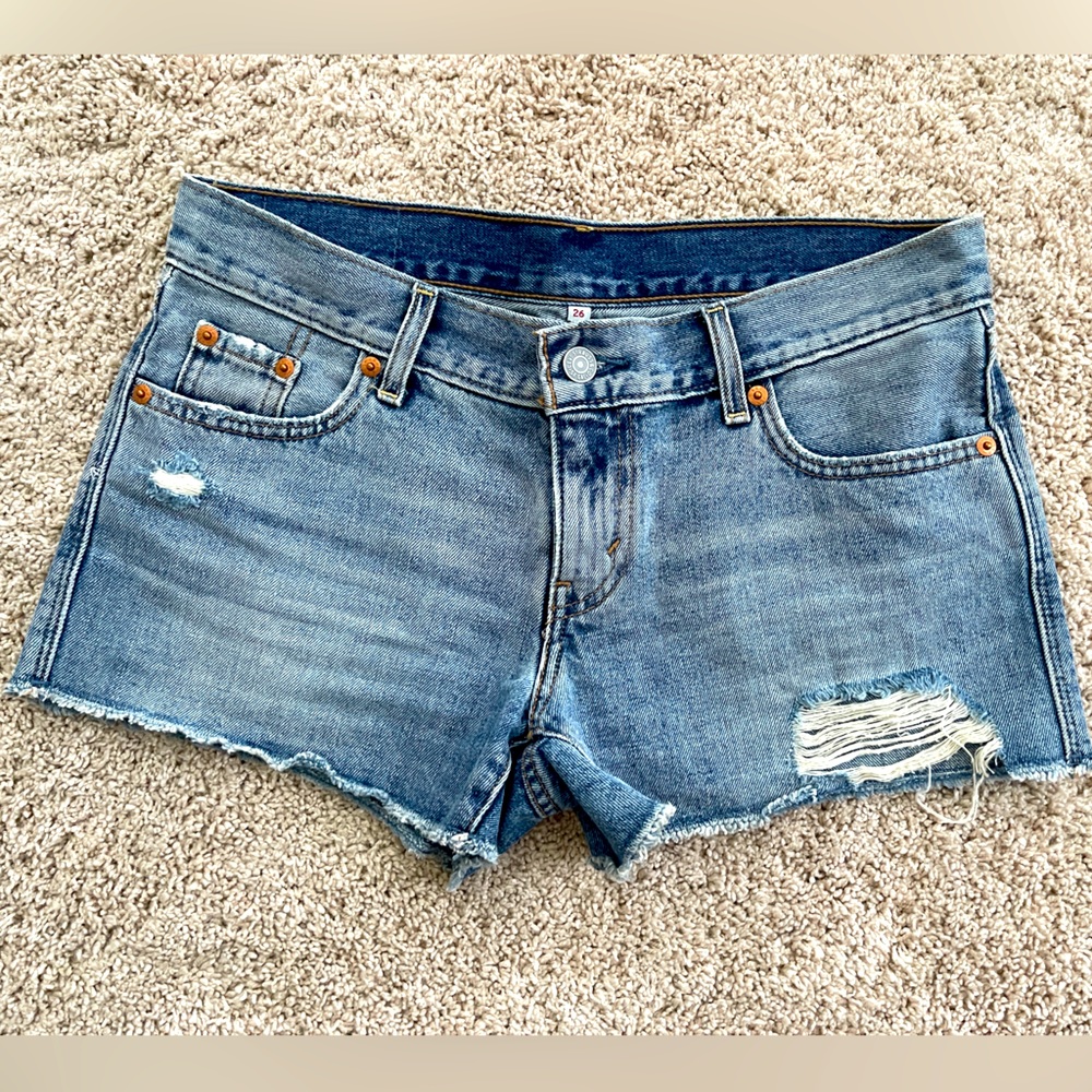 Size 26 Levi’s Denim Shorts low rise.